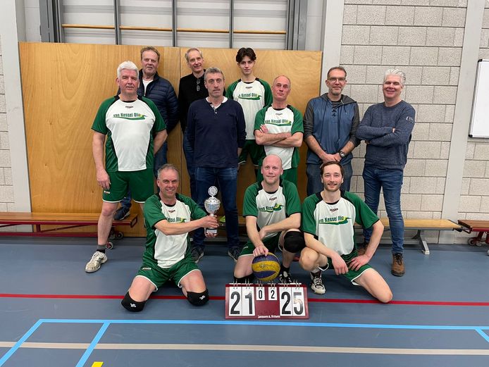 Volleybalclub de Schuddebuikjes uit Milheeze is voor het eerst kampioen geworden. Links zittend eerste rij Christian Thomassen, links tweede rij staand Jos Willems , derde rij derde van links de 18-jarige Oleg uit Oekraïne.