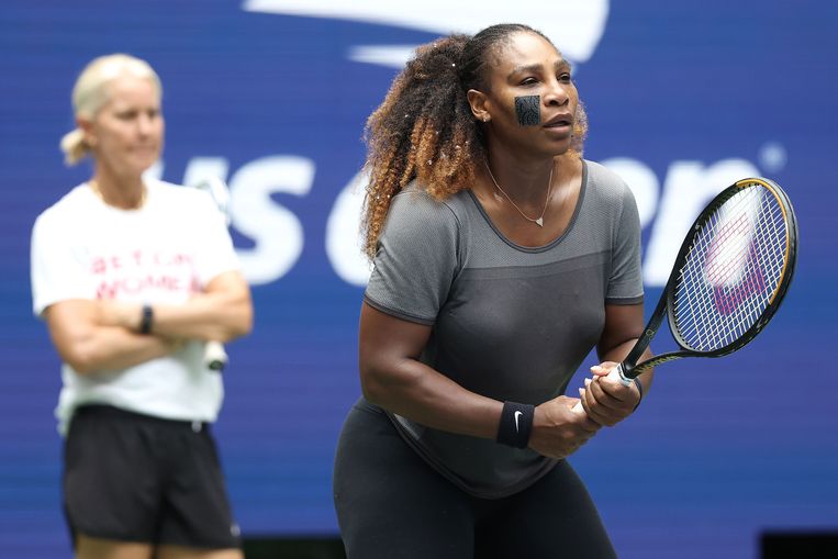 Coach Rennae Stubbs kijkt toe tijdens de oefensessie van Serena Williams in New York. Beeld AFP