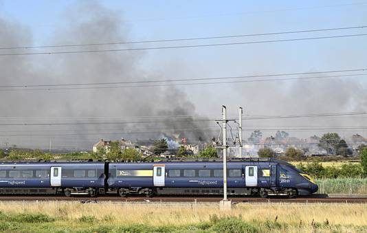 Een trein rijdt langs een brand ten oosten van Londen.