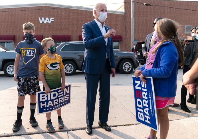Joe Biden begroet enkele van zijn aanhangers bij de Wisconsin Aluminum Foundry in Manitowoc, Wisconsin, waar hij maandag campagne voerde.