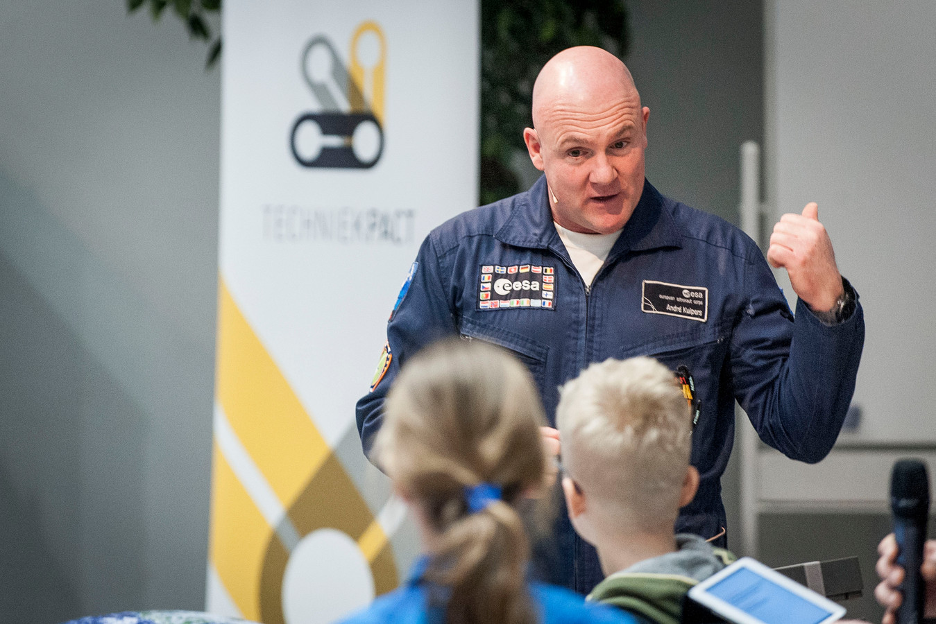 Astronaut André Kuipers vertelt jongeren en studenten in Enschede over de ruimte.