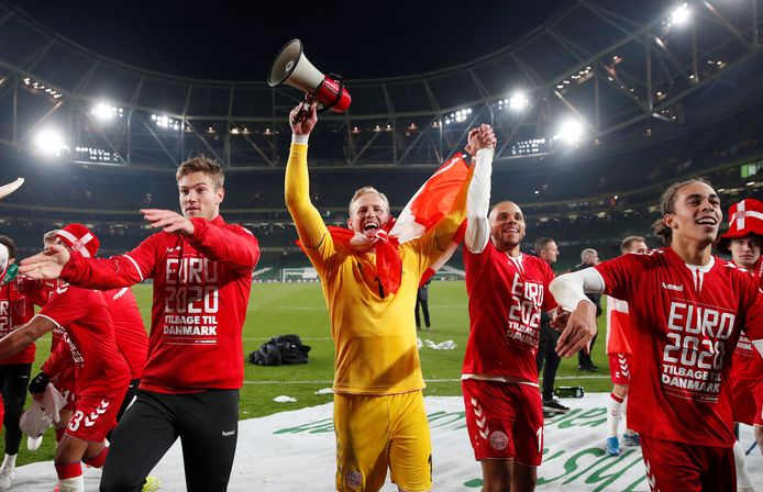 Kasper Schmeichel viert feest met Denemarken.
