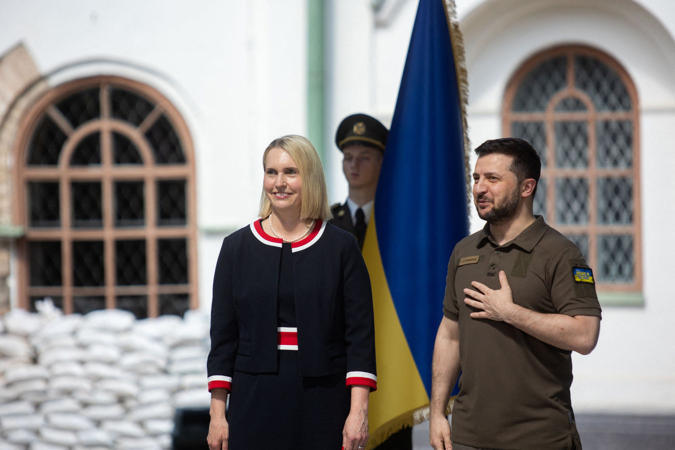 Bridget Brink, l’ambassadrice américaine à Kiev, et le président ukrainien Volodymyr Zelensky