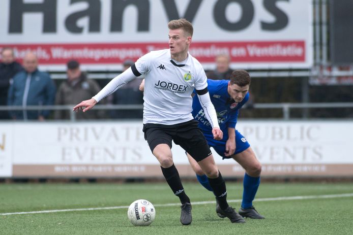 ASWH-nieuwkomer Jordie van der Laan (links) draait weg van Brayen Bröcker.