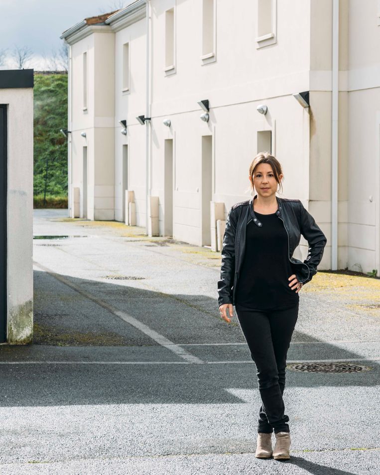 Olivia Longcoté (37): ‘De kinderen kunnen overal rennen en spelen. Het is hier kalm, maar dat is juist prettig.’ Beeld Rebecca Fertinel