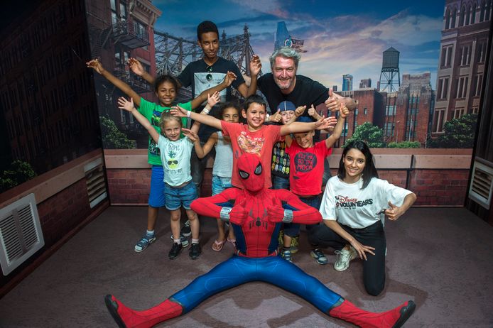 Kürt Rogiers met Spider-man en kinderen van vzw Junior.