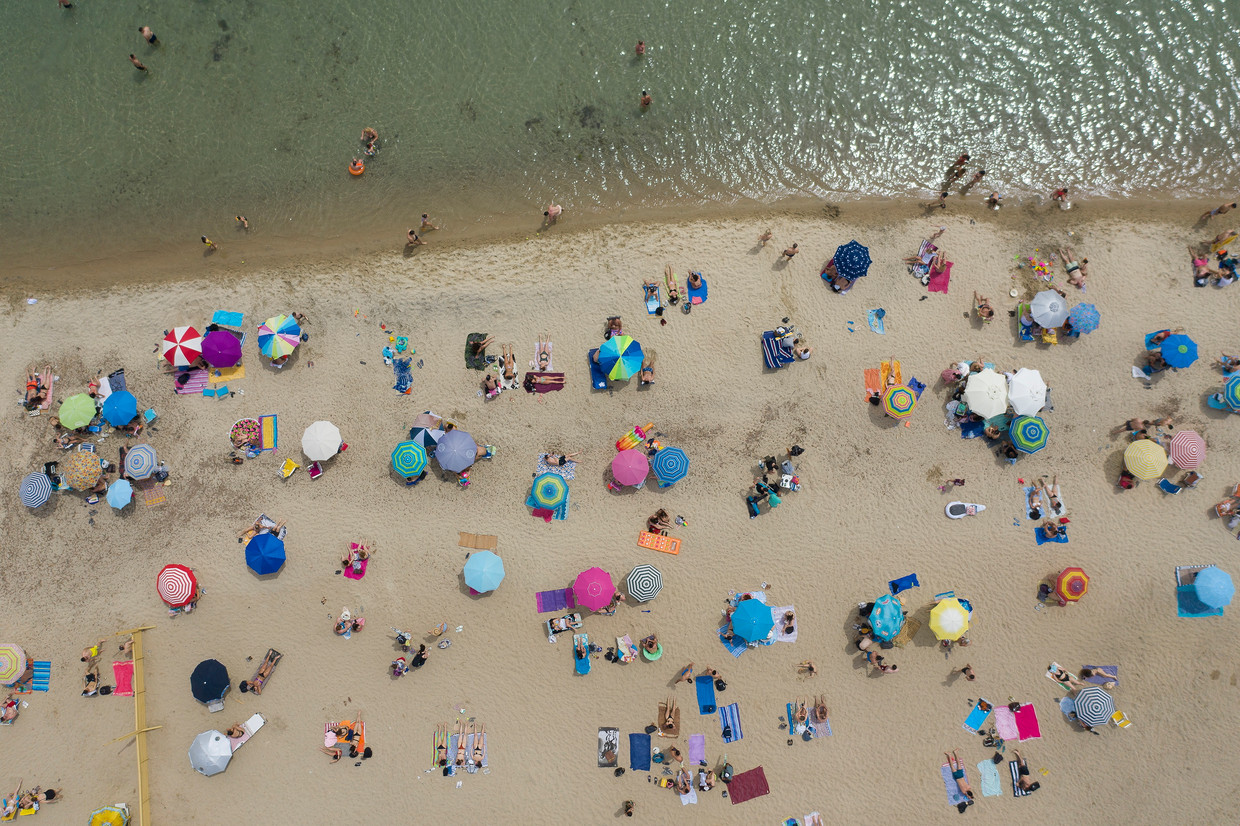 Zonnebadende Grieken op het strand van Epanomi, vlakbij Thessaloniki.  Griekenland zet op 15 juni de deuren weer open voor buitenlandse toeristen. Beeld EPA