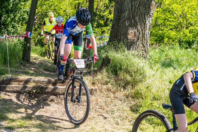 Op het motorcircuit de Witte Ruysheuvel werd zaterdag een mountainbikewedstrijd gehouden waar de top van de jeugd (tussen 8 en 14 jaar) aan meedeed.