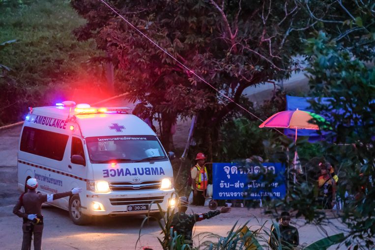 Een ambulance met twee van de bevrijde jongens rijdt weg van de grot naar het ziekenhuis in Chiang Rai, Thailand. Beeld Getty Images