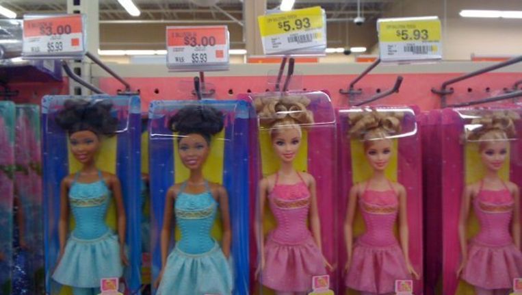 meten kruis Is Walmart beschuldigd van racisme omdat zwarte barbie goedkoper is dan blanke