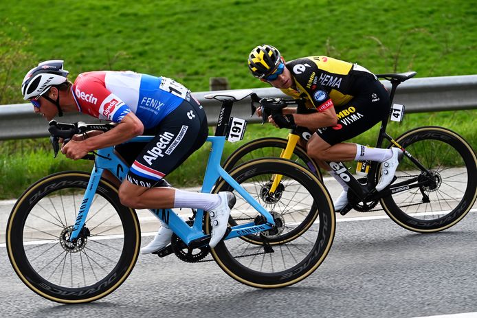 Mathieu van der Poel en Wout van Aert dalen op de buis van de fiets.