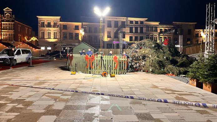 De omgevallen kerstboom in Oudenaarde