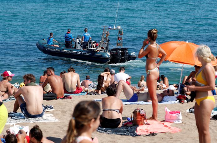 Het strand van Sant Sebastia, waar de waterpolitie het gebied controleert waar het explosief zou zijn gevonden.