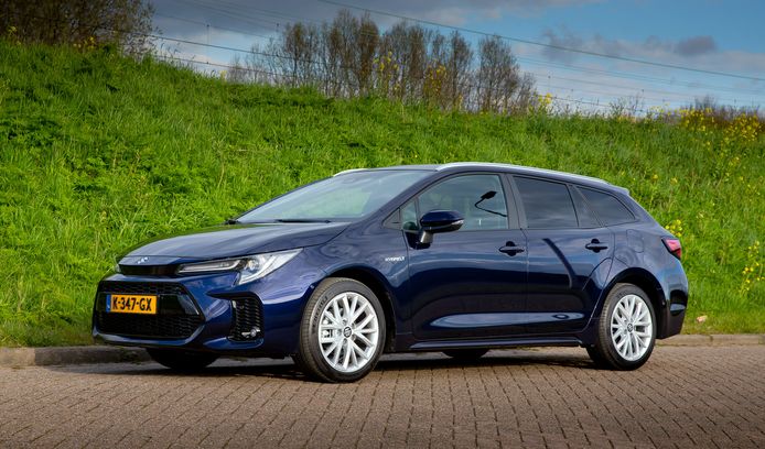 Alleen de voorbumper en de logo's onderscheiden de Suzuki Swace van de Toyota Corolla.