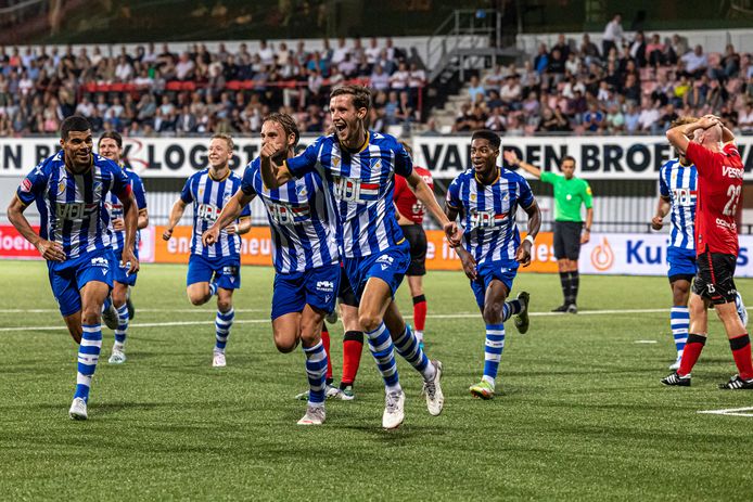 Koen Oostenbrink maakte met de buitenkant van zijn rechtervoet de beslissende goal in de derby tegen Helmond Sport.