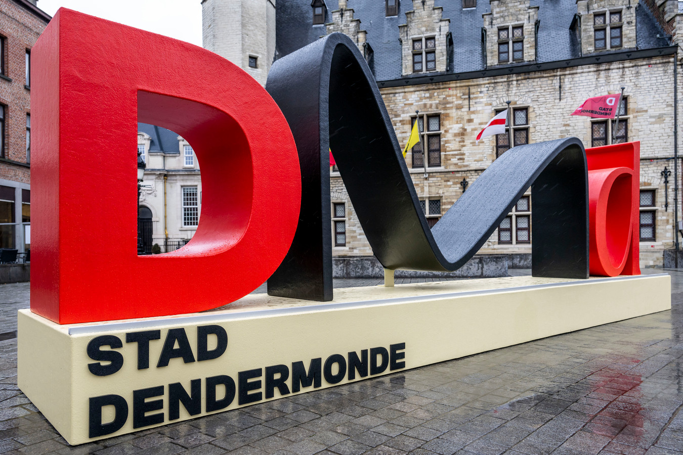 “en De Winnaar Van Het Lelijkste Logo Is” Dendermondenaren Steken De Draak Met Nieuw 