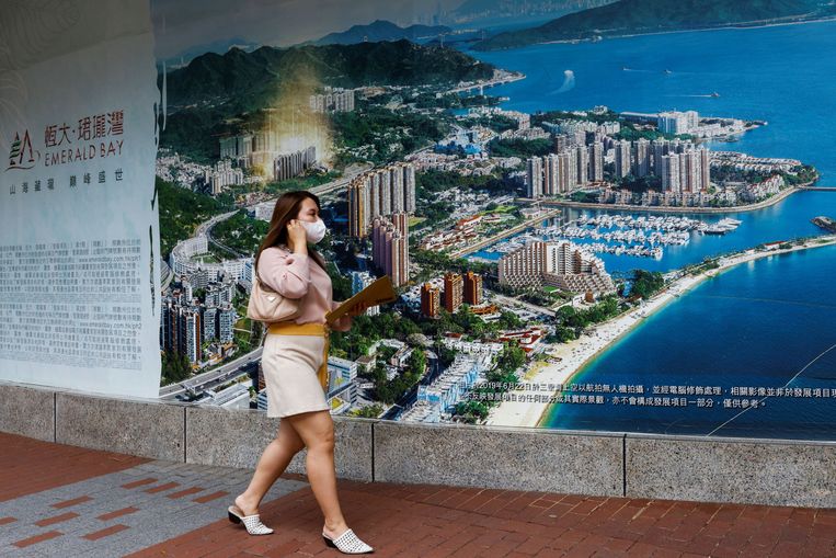 Een wervende afbeelding voor een van de projecten van Evergrande, Emerald Bay in Hongkong, Beeld REUTERS