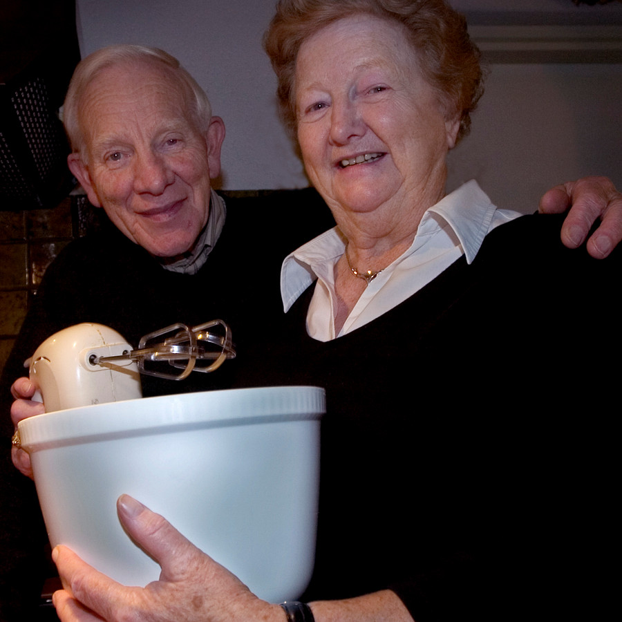 Eddie Hurkmans en zijn vrouw Corrie zetten zich jarenlang in voor het verenigingsleven, ook toen er recepten voor een kookboekje bij WiekentKunst verzameld werden.