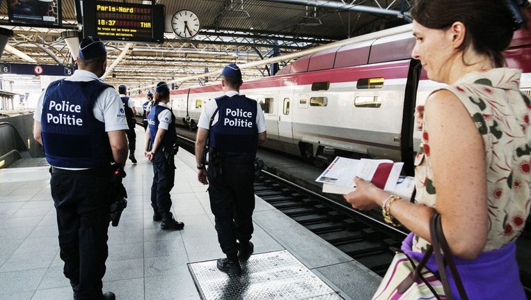 Politie in Brussel-Zuid. Sinds het schietincident op de Thalys wordt er extra intensief gepatrouilleerd in de stations. Beeld Tim Dirven