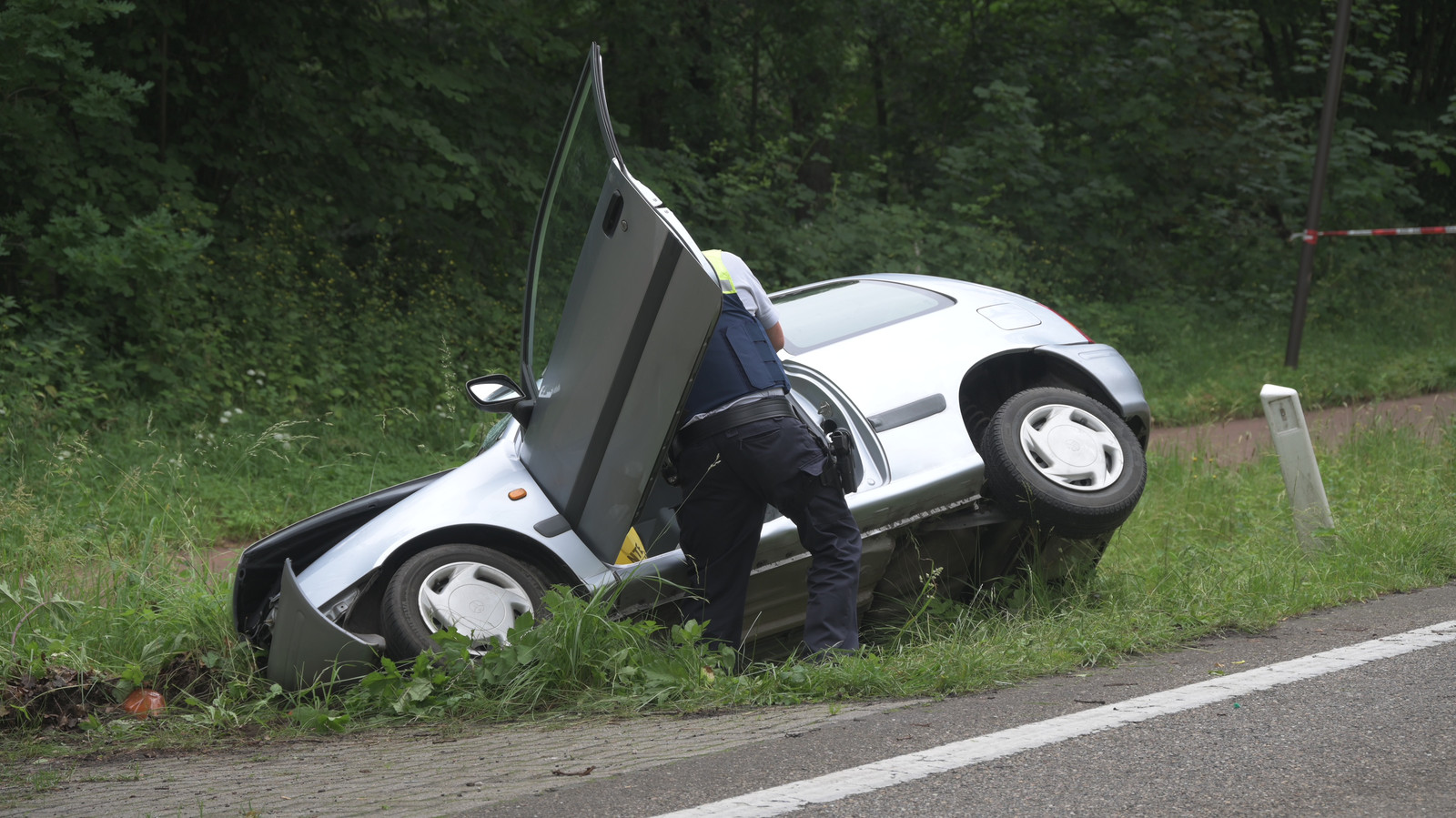 67-jarige bestuurder overleden na crash in gracht | Foto | hln.be