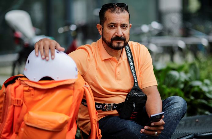 De voormalige Afghaanse minister van Communicatie Sayed Sadaat werkt als fietskoerier in de Duitse stad Leipzig.