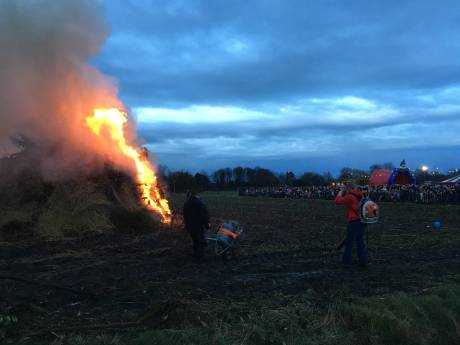 Grote rookpluim door Paasvuur in Budel