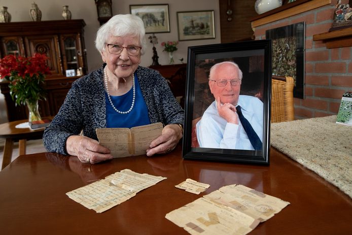 Gera de Jong-Verkerk met originele stukken van haar overleden man Ab (op de ingelijste foto) die zijn ervaringen als dwangarbeider van de nazi’s op papier zette.