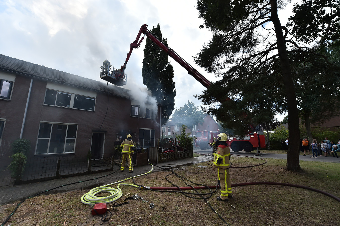 Bij de brand aan de Prunushof in Vaassen wordt ook een hoogwerker ingezet om het vuur te bestrijden.