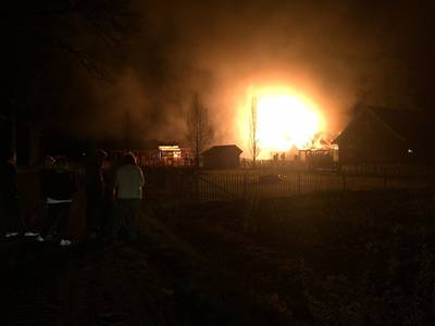 Schuur in Denekamp lijkt volledig verwoest door felle brand