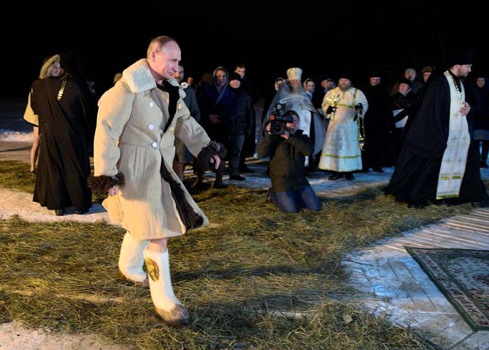 Poetin arriveerde in een jas van schapenvacht en dito laarzen.
