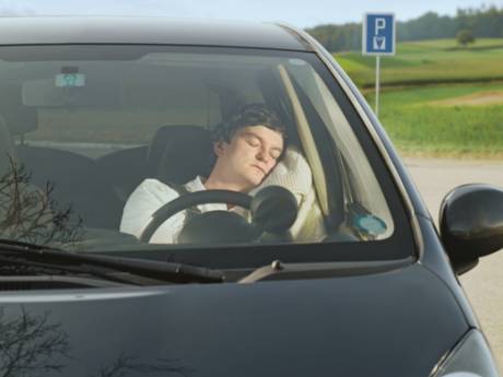 Waarom je niet zomaar onderweg een dutje mag doen in je auto
