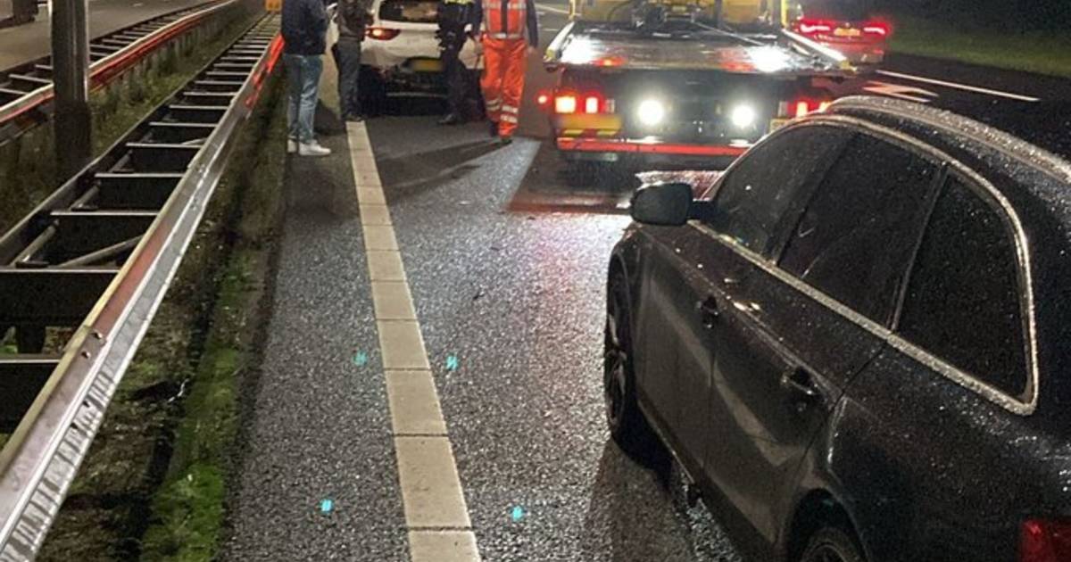 Flinke file op A28 richting Zwolle door ongeluk met meerdere auto’s.