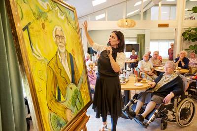 Veelzijdig dorpsmens Bert van der Linden ‘terecht’ geëerd met schilderij; ‘een mooi moment en monume
