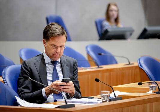 Premier Mark Rutte heeft, tijdens het debat in de Tweede Kamer over zijn sms-berichten, zijn telefoon erbij gepakt.