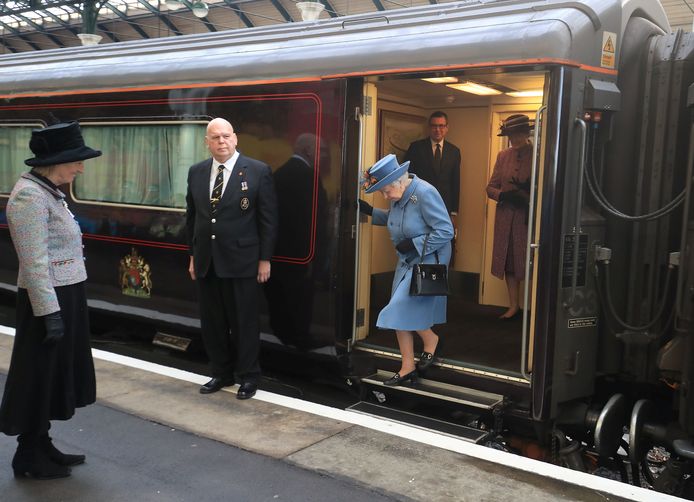 De Britse koningin Elizabeth wil duidelijk niet geholpen worden bij het uitstappen op het treinstation van Hull, in Groot-Brittannië. Foto Danny Lawson