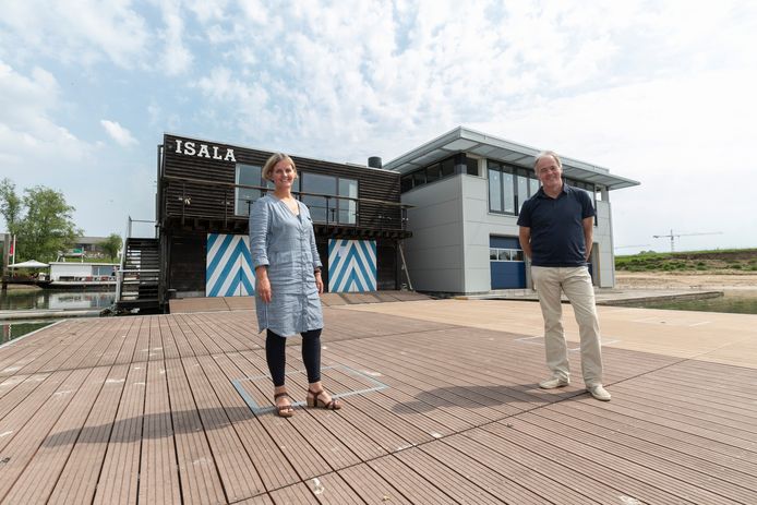Clubvoorzitter Colette Schelfhorst en Marcel Bisseling - voorzitter van de bouwcommissie - voor het oude en nieuwe botenhuis van Isala.  Schelfhorst: ,,Ons nieuwe home is hier door twee boten heen geduwd, vanaf de Loskade in de Industriehaven.’’