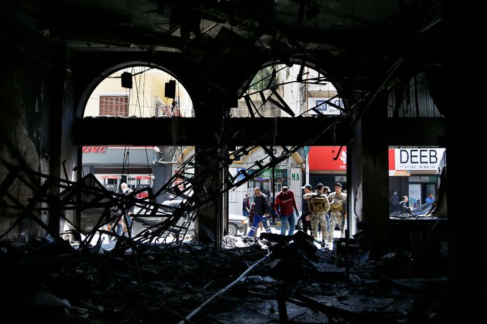 Een afgebrand kantoor van de Libano Francaise Bank.