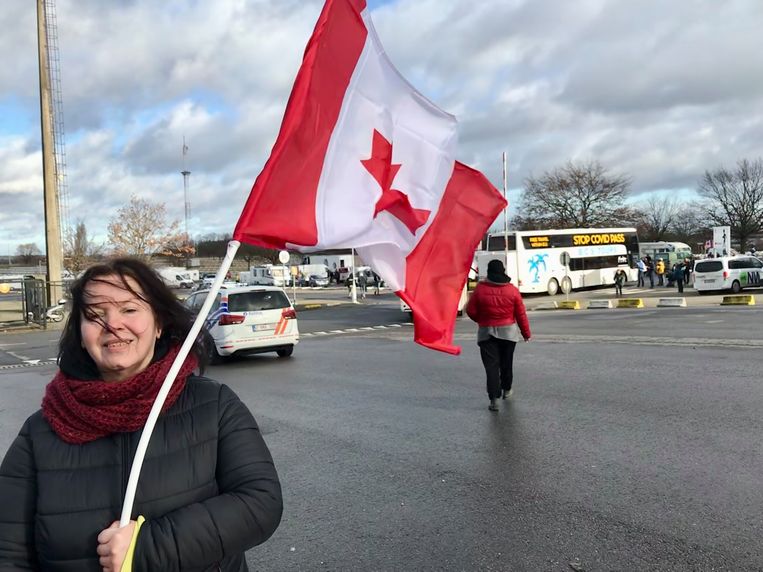Caroline Ilands met Canadese vlag. Beeld Bruno Struys