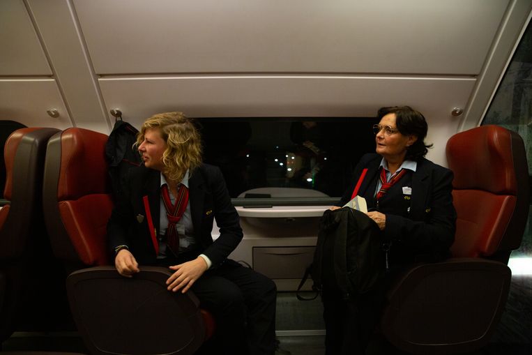 Conducteur Caitlin van Kruining en haar collega-conductrice pauzeren even in de eerste klas.  Beeld Rosalie van der Does