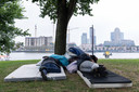 Een aantal Poolse arbeidsmigranten sliep vorig jaar een tijdlang in een parkje aan de Brielselaan, bij de Maashaven. De foto is met hun toestemming gemaakt en gepubliceerd.