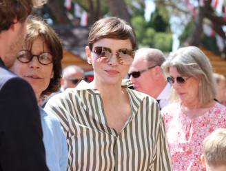 IN BEELD. Prinses Charlene negeert schoonzussen tijdens tentoonstelling in Monaco