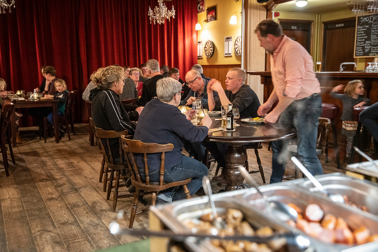 Dorpsgenoten houden het dorpscafé in leven, onder meer door gezamenlijke maaltijden. Beeld Harry Cock / de Volkskrant