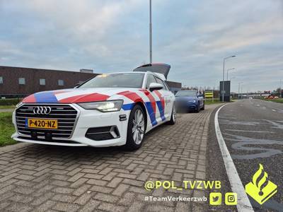 Automobilist haalt meerdere voertuigen rechts in en bumperkleeft op A16 bij Terheijden
