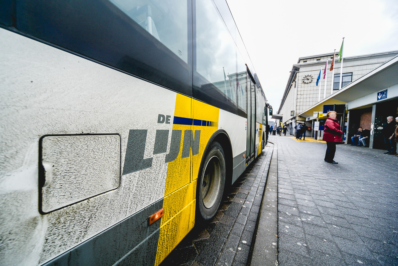 Huh lekken weer Ruim helft bussen en trams De Lijn rijdt met vertraging | Foto | hln.be