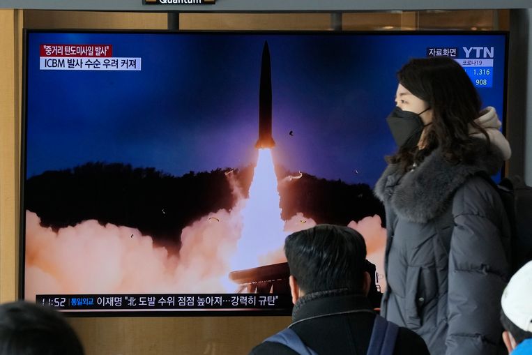 De Zuid-Koreaanse televisie doet met archiefbeelden verslag van de nieuwste raketlancering. Beeld AP