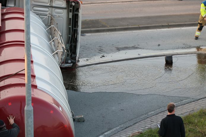 In Rosmalen kantelde een tankwagen vol mest.