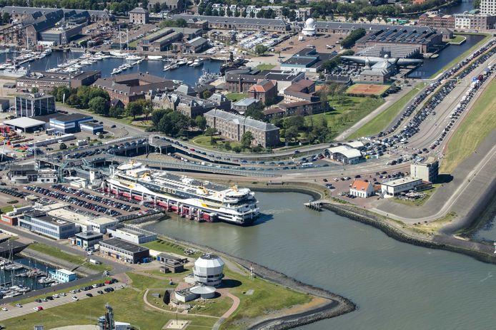 Luchtfoto van het Nederlandse Den Helder ter illustratie.