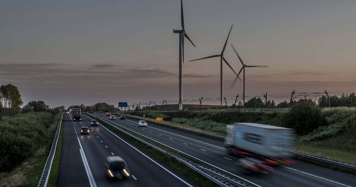 A15 richting Nijmegen dicht na ongeval bij Valburg, file van bijna 7 kilometer.