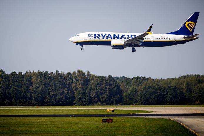 Een toestel van Ryanair landt op Eindhoven Airport.