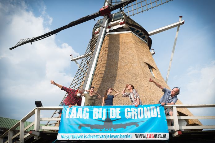 Actiegroep MOT (mijn Oener tegengeluid) voert actie  tegen de laagvliegende vliegtuigen.